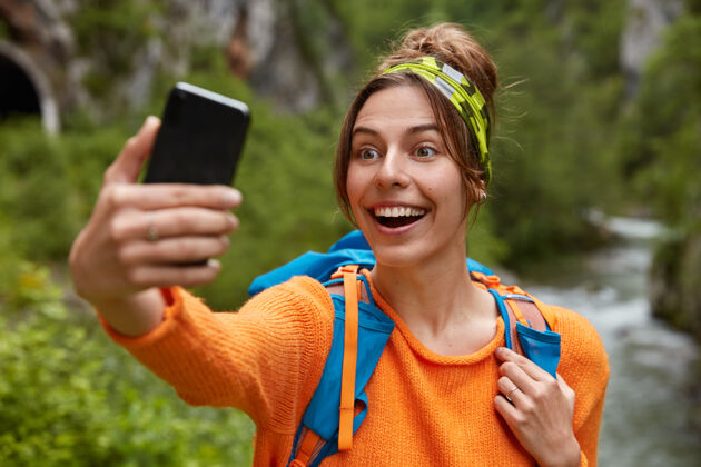 高兴笑容可掬的游客 手持手机 自拍人像欧洲小工具高兴
