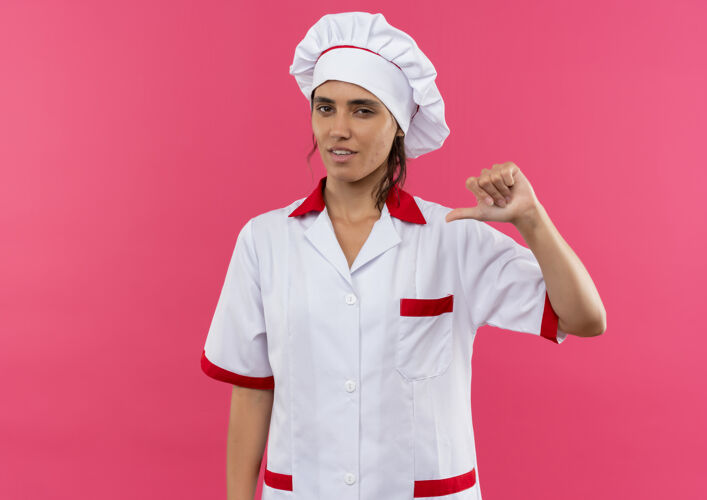 厨师悲伤的年轻女厨师穿着厨师制服 拇指朝下 留着复印空间厨师拇指制服