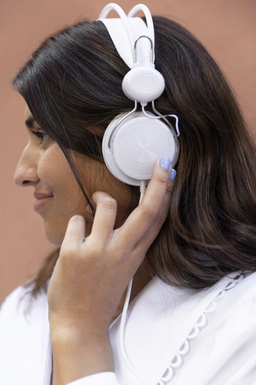 户外戴着耳机的女人的侧视图新的冠状病毒大流行