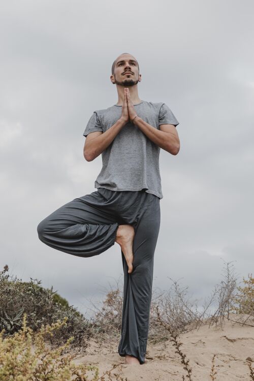 专注瑜伽姿势的男人的正面图反思男性冥想