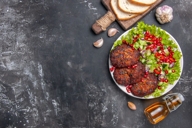 桌子顶视图美味的肉排与蔬菜沙拉在灰色的桌子上的照片食物餐顶部盘子菜