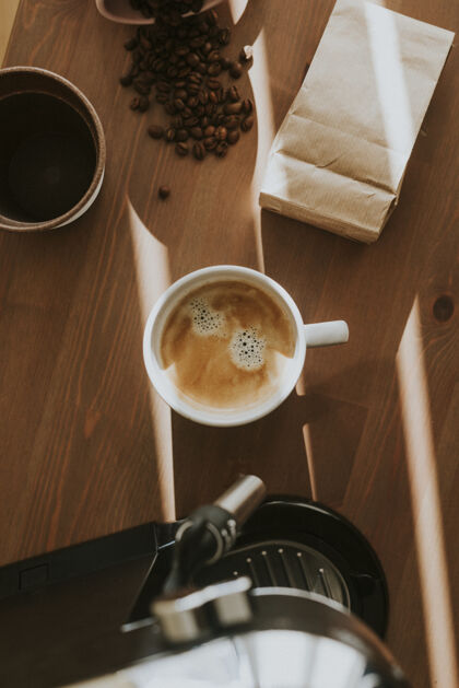 木头桌子鸟瞰一杯新鲜咖啡容器咖啡馆研磨机