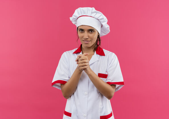 女高兴的年轻女厨师穿着厨师制服展示握手手势与复制空间穿着制服高兴