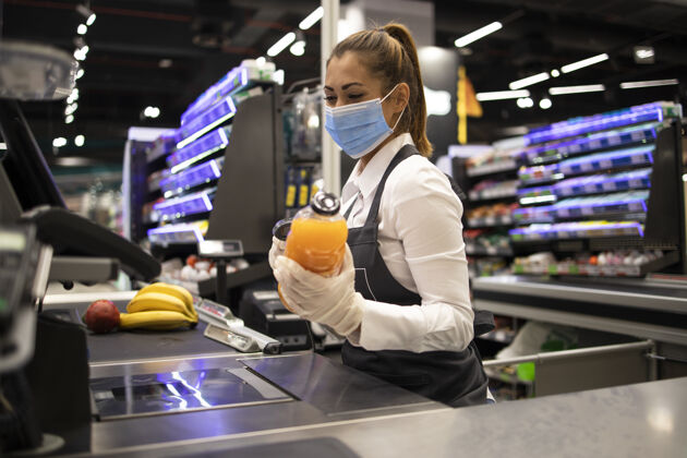 防护超市的收银员戴着防毒面具和手套水果扫描仪防护口罩