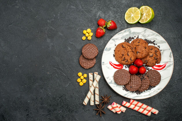 可食用水果俯视图美味巧克力饼干糖果黑背景甜甜饼干糖茶茶食物草莓