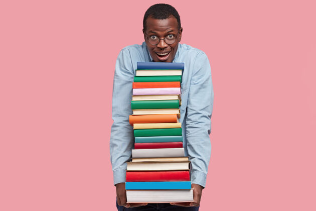 文学高兴满意的黑人男子手里拿着许多书 神情积极 穿着正式的衬衫学校呆子书籍