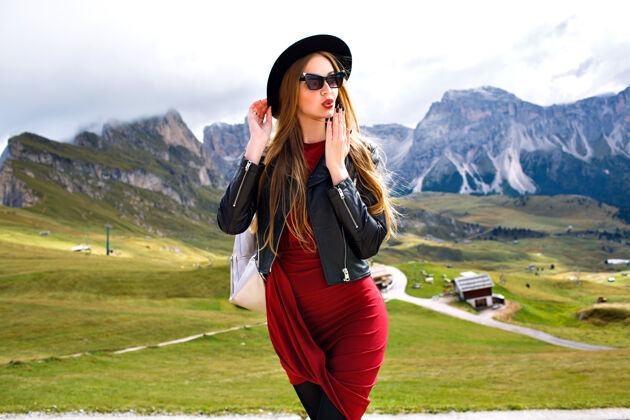 徒步旅行者优雅女人的时尚肖像 在意大利白云石山脉摆姿势游客山休闲