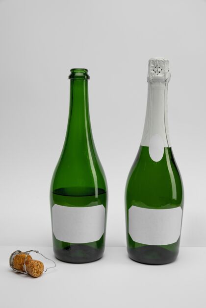 饮料带模型的香槟瓶年新年前夜庆祝