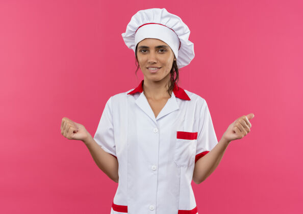 制服很高兴年轻的女厨师穿着厨师制服 用复制空间表示同意是的厨师高兴