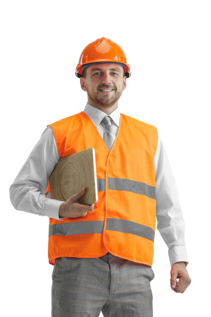 安全一个穿着建筑背心 戴着橙色头盔 带着笔记本电脑的建筑工人笔记本电脑承包商工程
