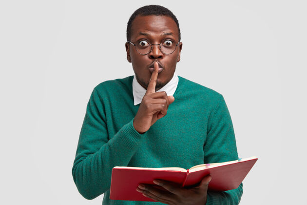 美国人惊讶男老师的照片用食指捂住嘴 展示嘘嘘的姿势 看课本 要求安静 戴眼镜眼镜大学嘘