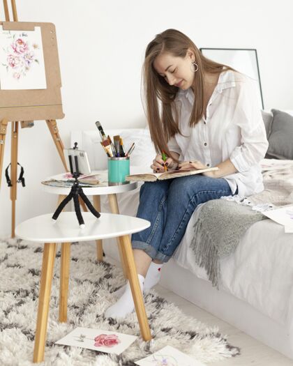 虚拟博客用手机做绘画教程的女人女性博客女性