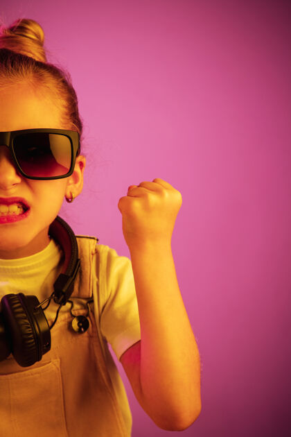 迪斯科愤怒的年轻女孩戴着耳机的霓虹灯画像娱乐音响耳机