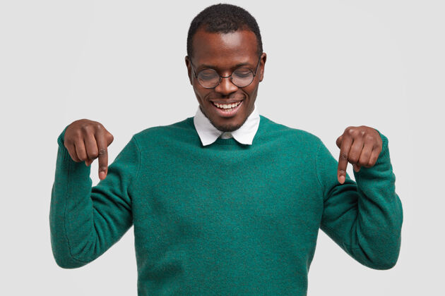 手正面的非洲裔年轻人的横拍把两个食指都指下来 在自己的选择中放心 露出牙齿般的笑容男人积极眼镜