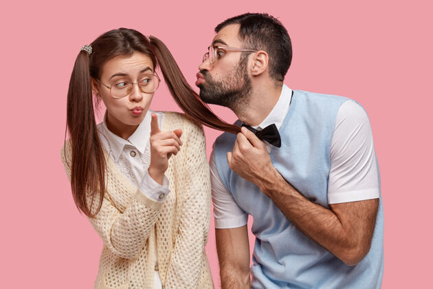 浪漫照片中的女书呆子有两个马尾辫 戴着大眼镜 拒绝接受同学的亲吻极客眼镜迷人