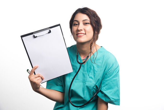医生女医生在白色背景上用钢笔和听诊器展示空剪贴板高质量照片空白快乐专家