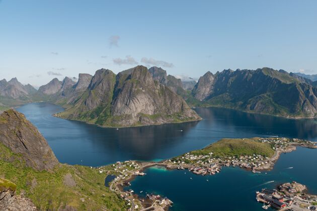 岩石从挪威罗弗顿群岛的雷尼布林根山顶观看雷尼岛的山脉和湖泊风景风景海岸