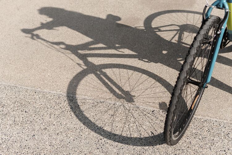 自行车自行车和它的影子在路上骑自行车者活动骑自行车