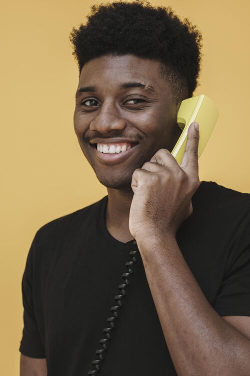 青年快乐男人在电话里说话的画像姿势表现描绘