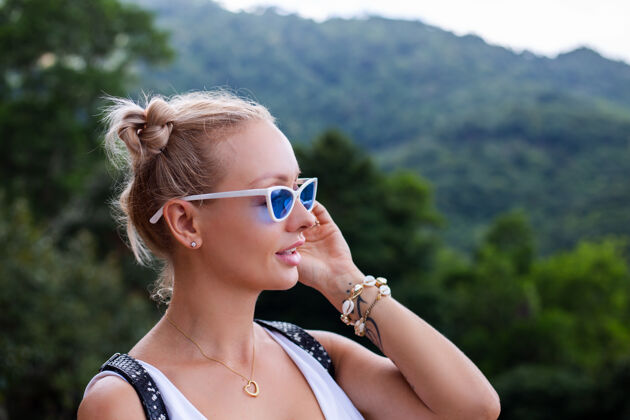 旅游欧洲时尚女博主游客站在山顶上欣赏泰国苏梅岛迷人的热带风光时尚户外女性写真现代休闲户外