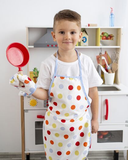 性别规范在室内玩烹饪游戏的男孩性别现代选择