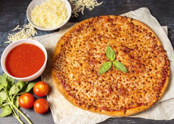 比萨高角度奶酪披萨配番茄酱和马苏里拉马苏里拉食品牛至