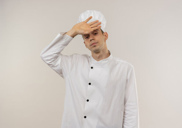 厨师疲惫不堪的年轻男厨师穿着厨师制服把手放在额头上 留着复印空间穿制服男