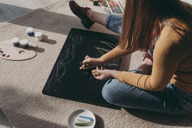 在家特写用粉笔画画的女人艺术女人艺术
