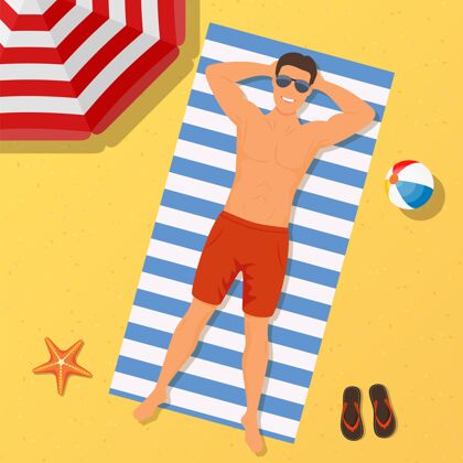翻转海滩上的男人夏天穿着一条白蓝条纹毛巾躺在海滩上的男人休息室谎言泳装