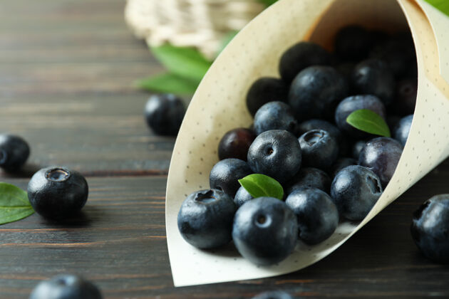 浆果新鲜的浆果概念和蓝莓放在木桌上饮食叶子配料