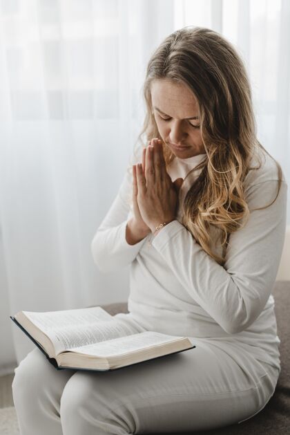 祈祷女人一边读圣经一边祈祷虔诚圣经宗教